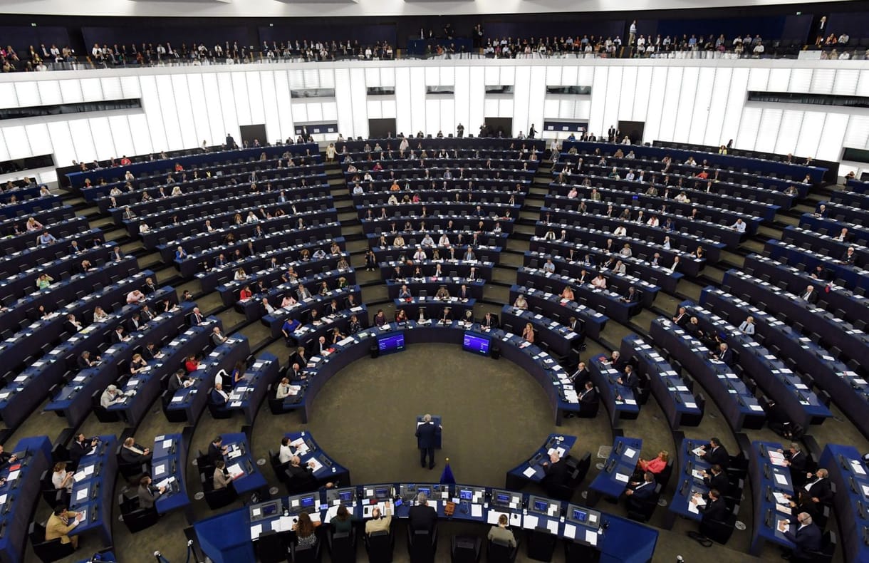 Handelsblatt: Az EU nem szalaszthatja el, hogy Orbán körmére nézzen