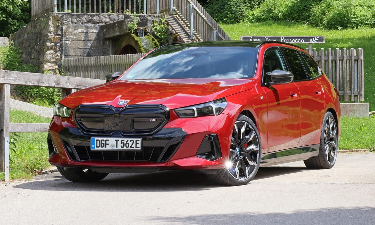 Sosem volt még ennyire erős és ütős egy kombi BMW: teszten a 601 lovas i5 Touring