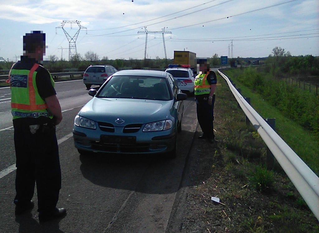Jogsi, forgalmi és műszaki nélkül, a forgalommal szemben hajtott egy sofőr az M43-ason