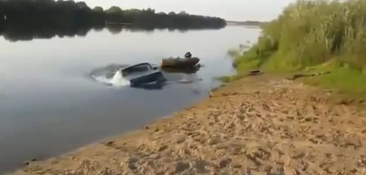 Folyó mélyéről került elő egy Lada Niva – videó