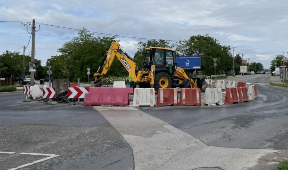 Elbontják az érdi plasztik körforgalmat