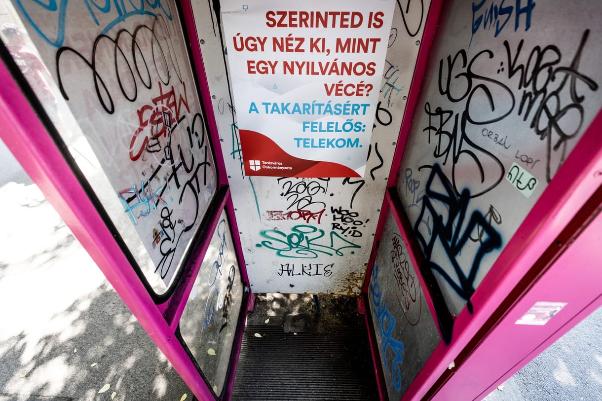 Válaszolt a Telekom Terézvárosnak: kötelező fenntartaniuk telefonfülkéket, akkor is, ha senki nem használja