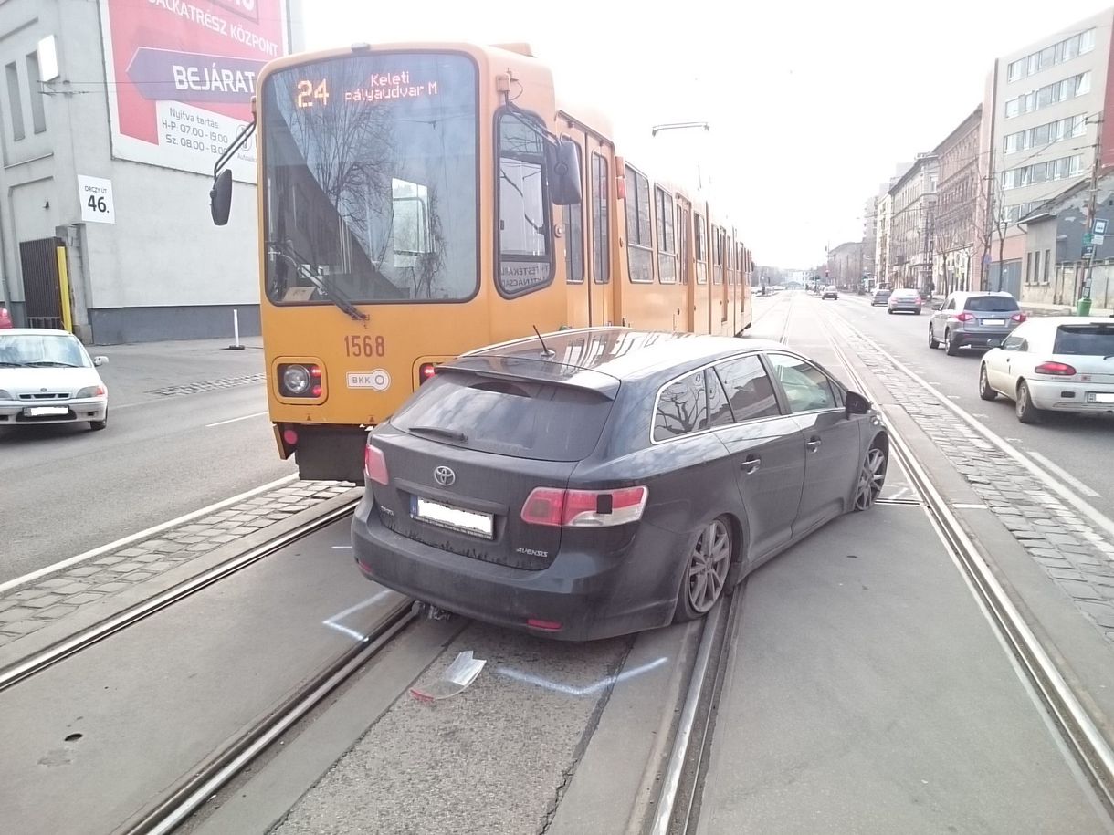 Fotó: Toyotának ütközött a villamos az Orczy úton
