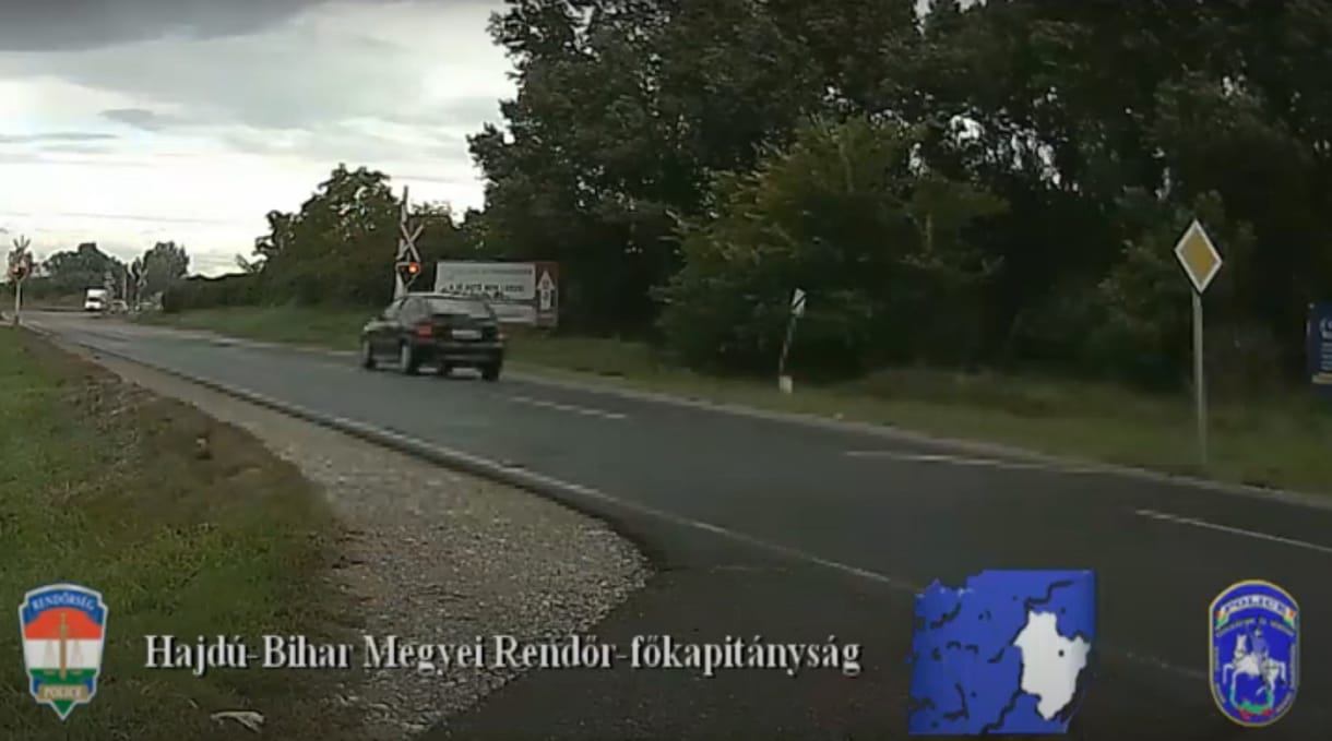 A rendőrök szeme láttára száguldott át a piroson egy sofőr egy vasúti kereszteződésnél (videóval)