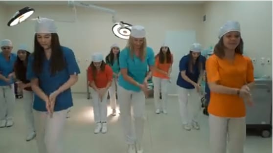 Kezet mosni valójában óriási buli – videó