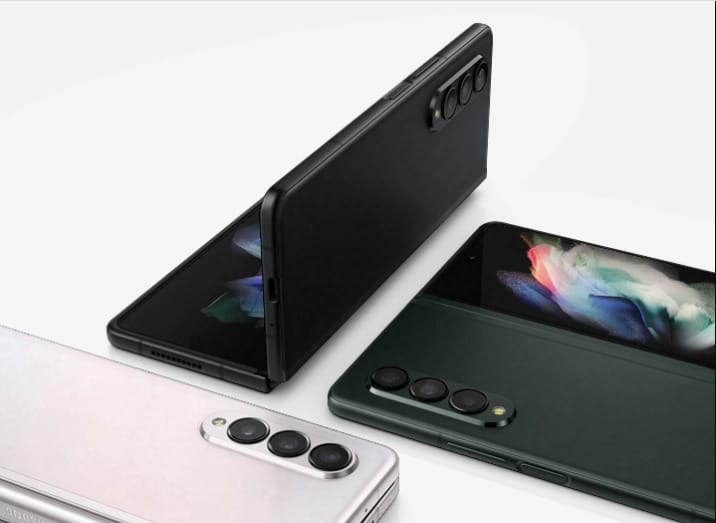 Pezsgőt bonthat a Samsung: kapkodják az összehajtható telefonjait