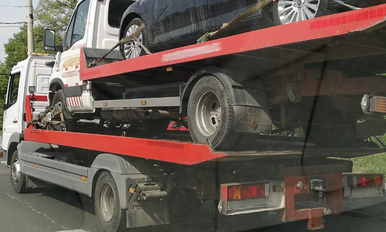 A nap fotója: kicsi a rakás, avagy egyedi módon szállítottak autókat a Bécsi úton