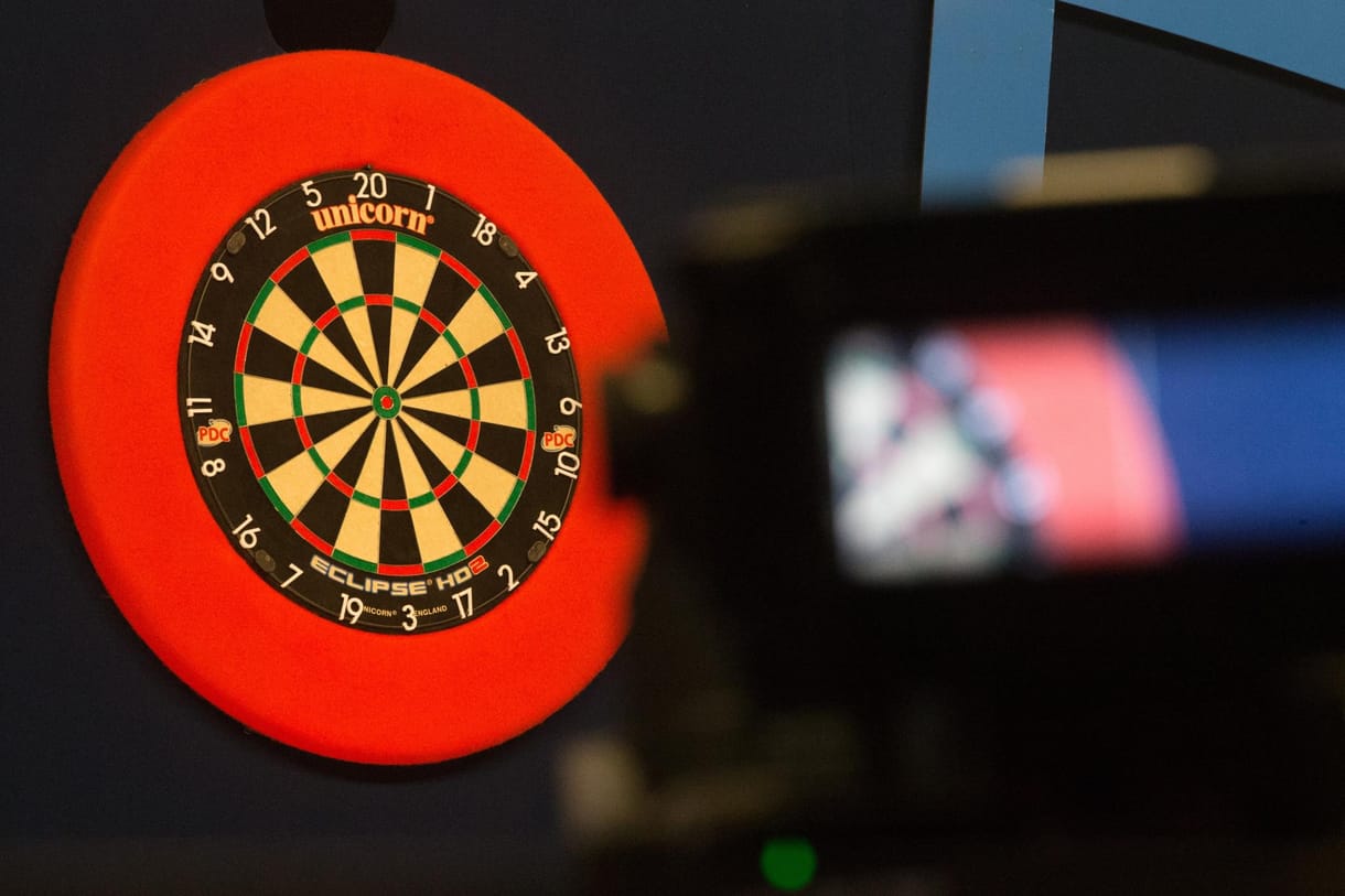 Brit dartsos, miután legyőzte német ellenfelét a vb-n: 