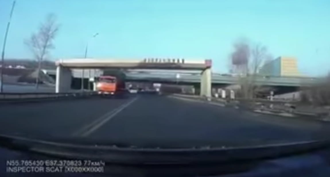 Ezt a balesetet a legjobb sofőr sem tudta volna kivédeni – videó