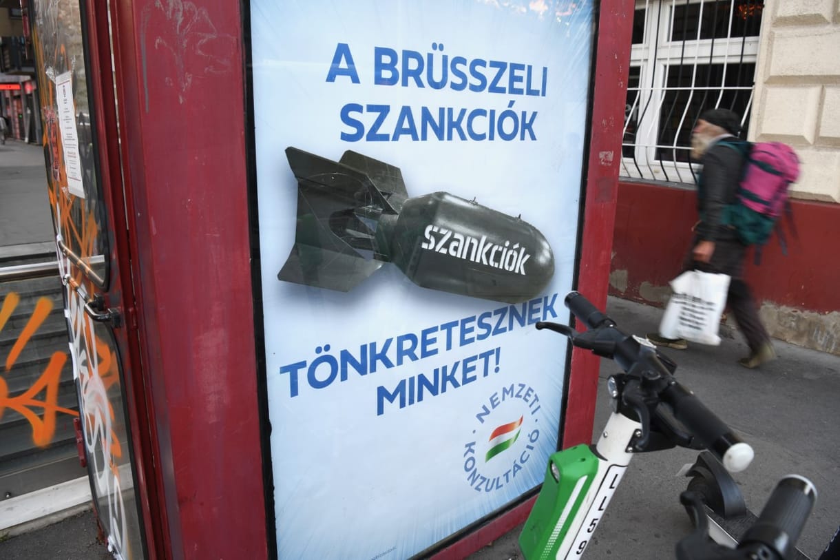 Kenyér helyett cirkusz: kiszámoltuk, mire költhetett volna az állam a nemzeti konzultáció árából