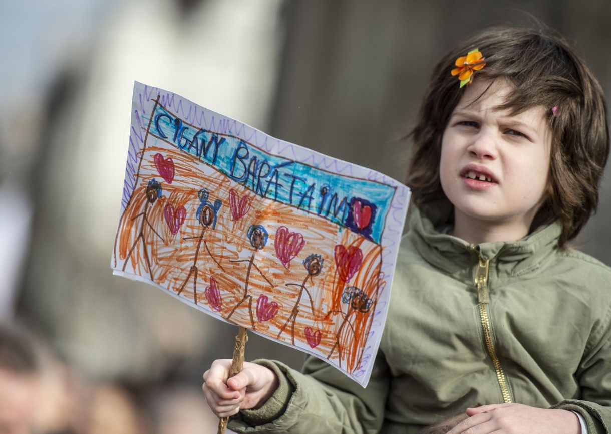 A kormány rendíthetetlenül uszít a romák, a rabok és a menekültek ellen 