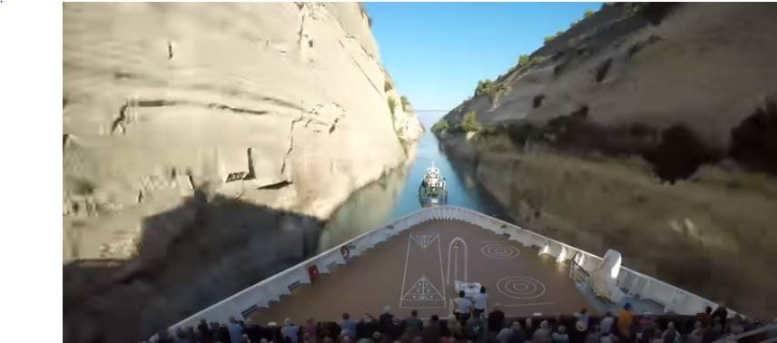 Lenyűgöző videó: ekkora hajó még soha nem ment át a Korinthoszi-csatornán