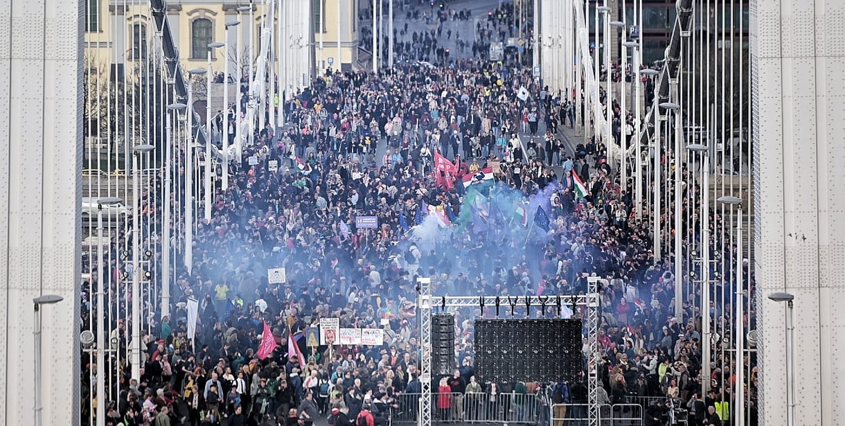 Osztrák professzor: Dühös a magyar középréteg a korrupt és tekintélyuralmi elitre, de lerázni aligha tudja magáról