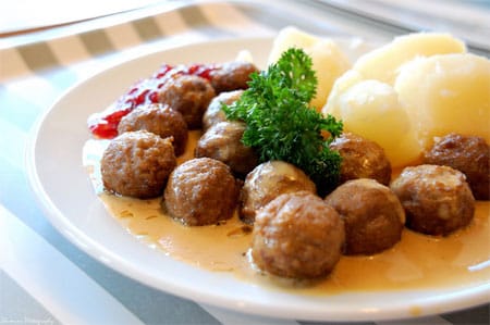 Felfüggeszti a húsgolyók árusítását a magyar IKEA