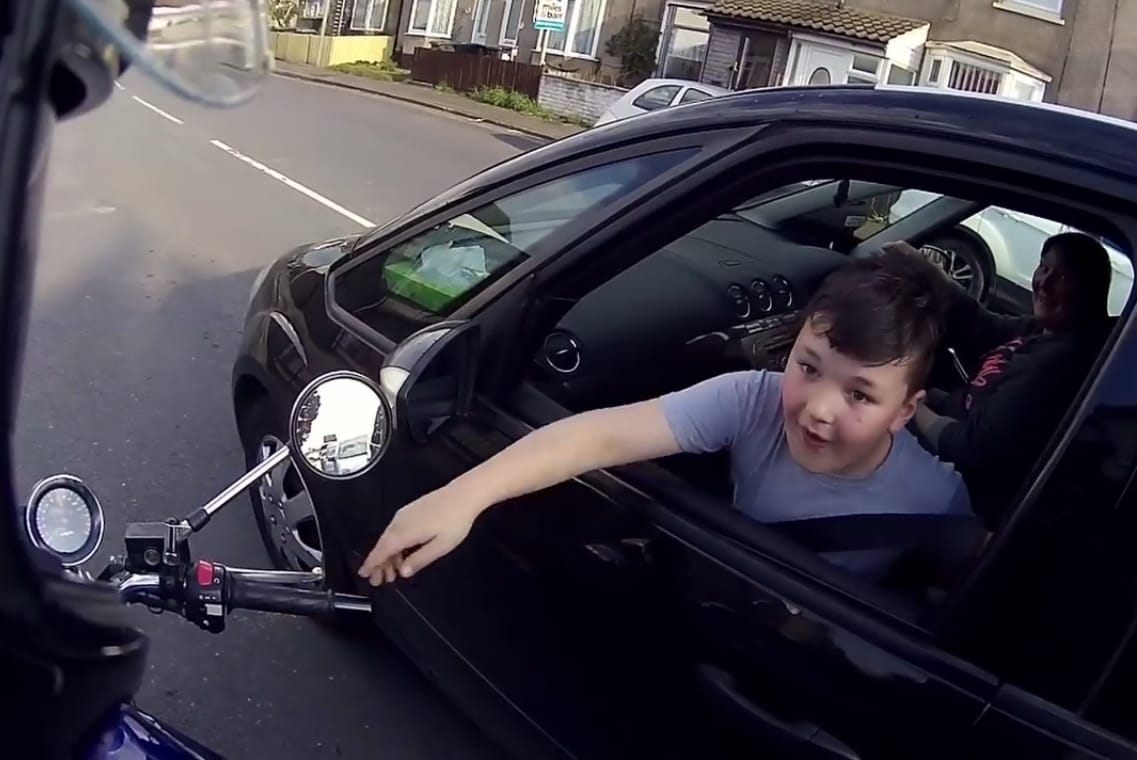 Az internet sztárja lett a motoros, aki egyetlen gesztussal boldoggá tett egy kisgyereket – videó
