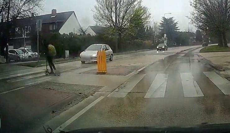 Videón, ahogyan elütnek egy rollerest egy veszprémi zebrán