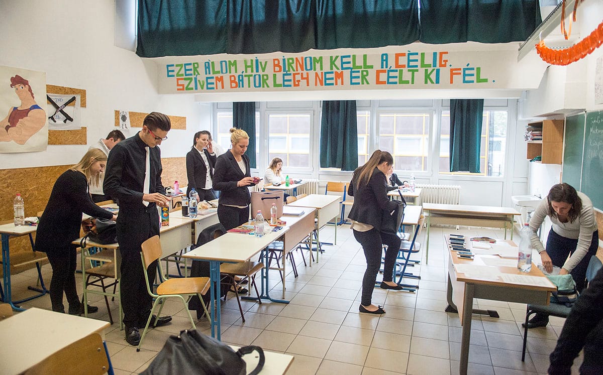 Holnap érettségi, diákok ezrei járnak rosszul egy szigorítással