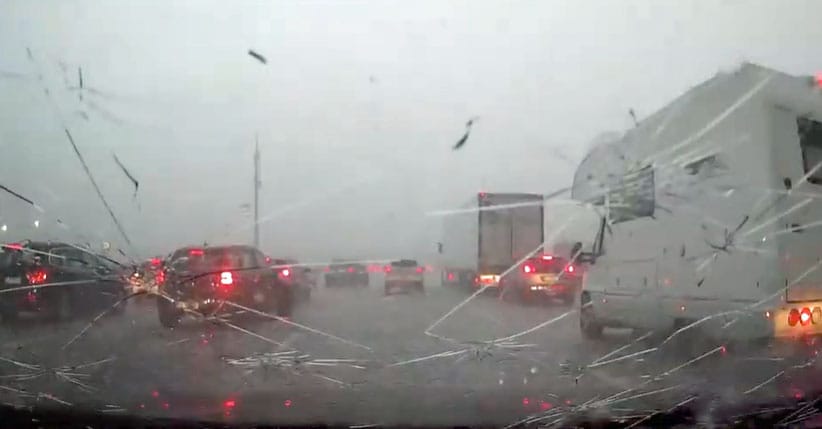 Videó: az autósok a modenai ítéletidőben végigülik, ahogy a jégeső szétveri az autójukat 