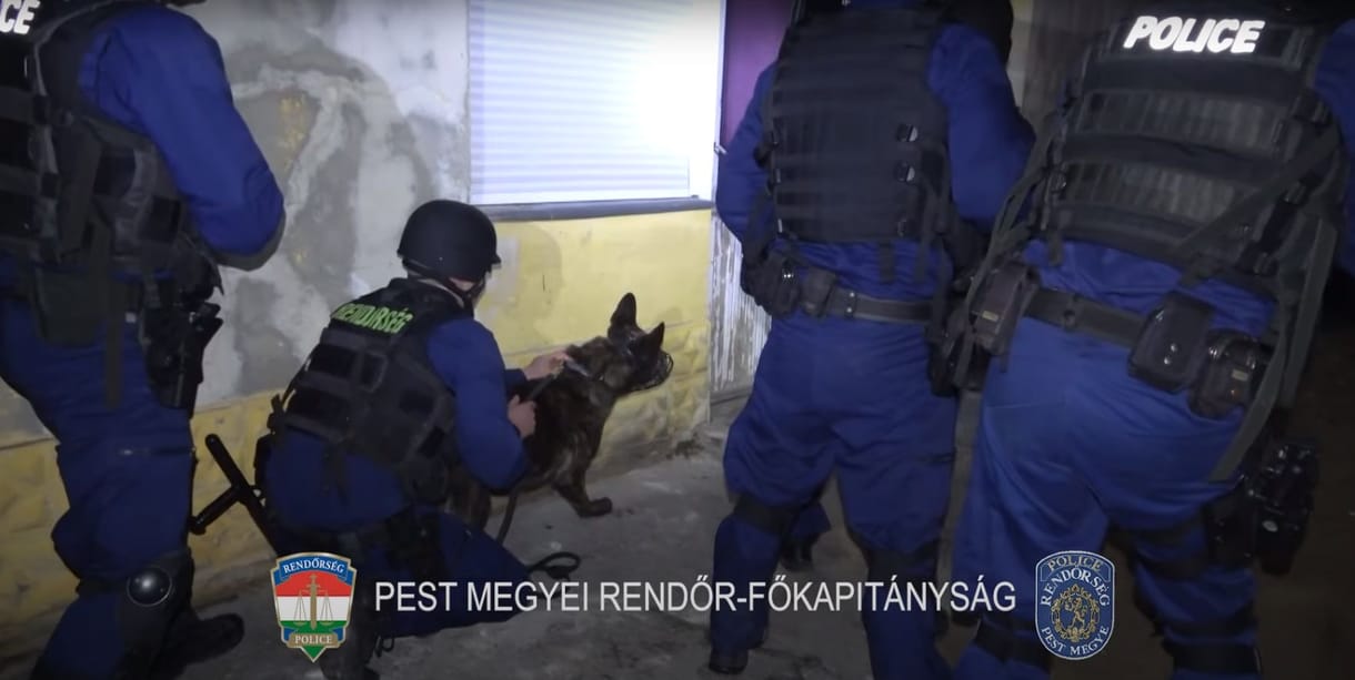 Nyolcvan rendőr csapott le, lopott lapostévét, melltartót és cumit is találtak