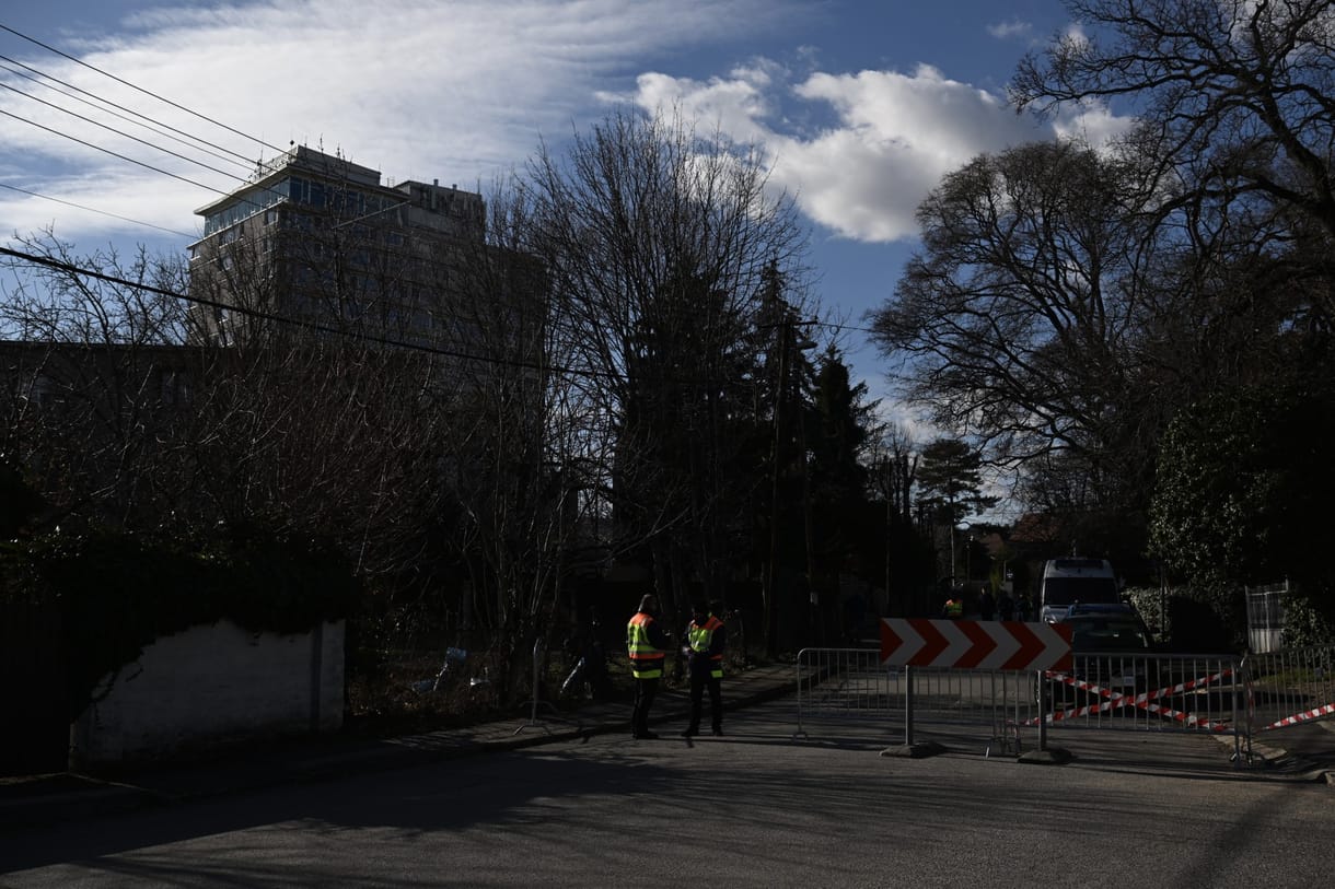 Óriási a készültség Balatonalmádiban az este kezdődő Fidesz-frakcióülés előtt, ellentüntetők is megjelentek