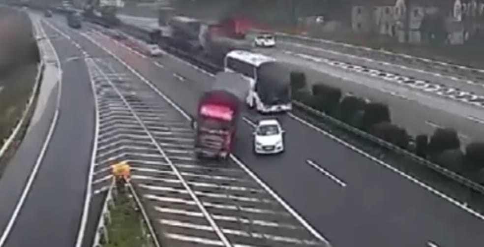 Ennél nagyobb ostobaságot még nem láttunk autópályán – videó