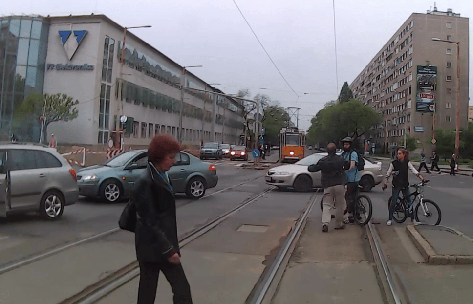 Videó: egymásnak esett egy bringás és egy autós a Fehérvári úton