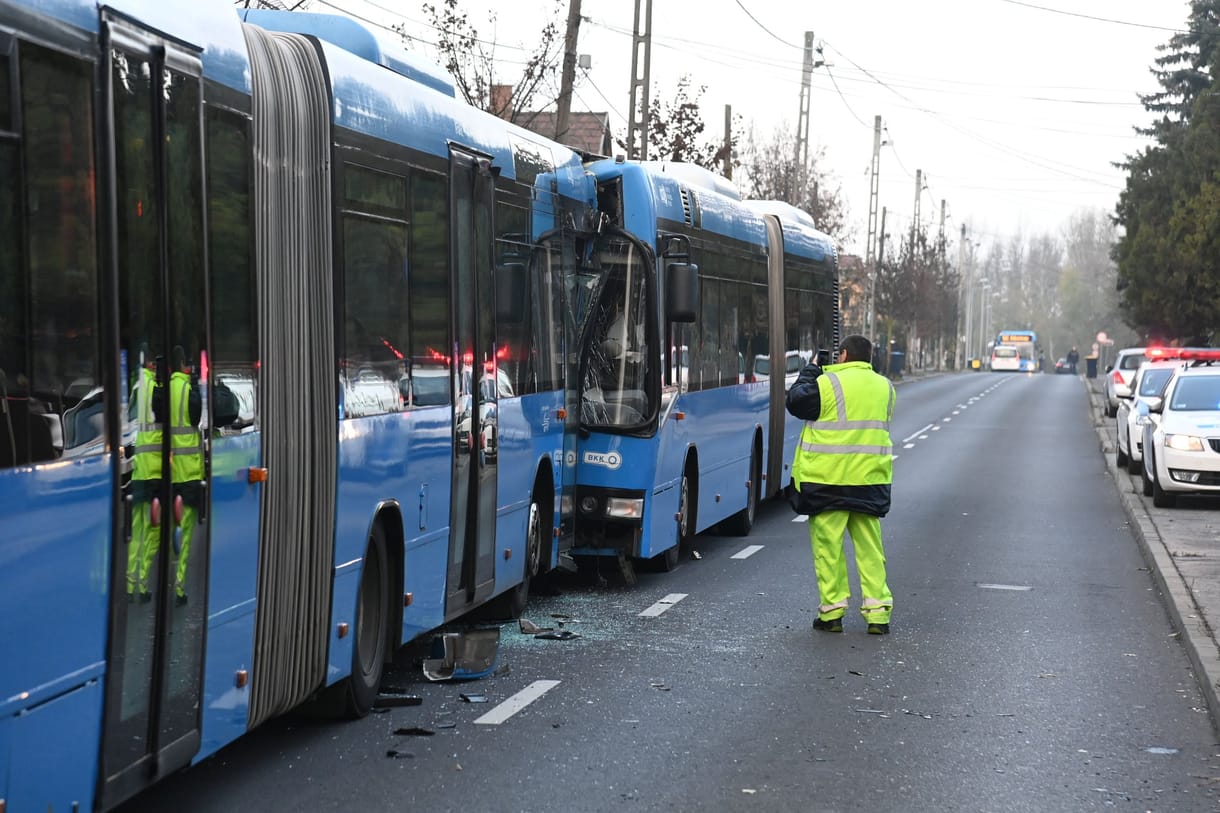 Frontálisan ütközött két BKV-busz a XVII. kerületben