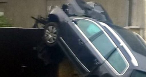 Két kerékkel a kőfal tetején - ezt a parkolást sem így tervezték