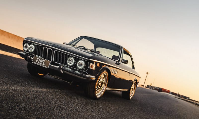 Egy 60 milliós BMW, ami csodálatosan mossa el a határt a 70-es évek és napjaink között