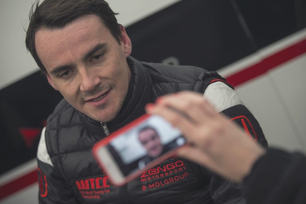 Családjával köszönti rajongóit Michelisz Norbert - fotó