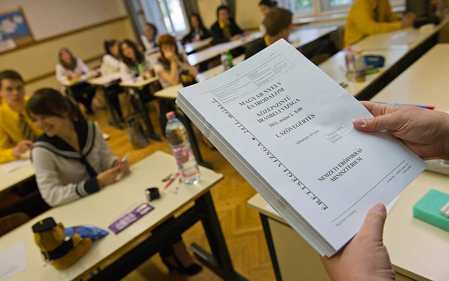 Emelt szintű írásbeli: Kosztolányi-paródia, Nagy Könyv-akció és egy beadvány