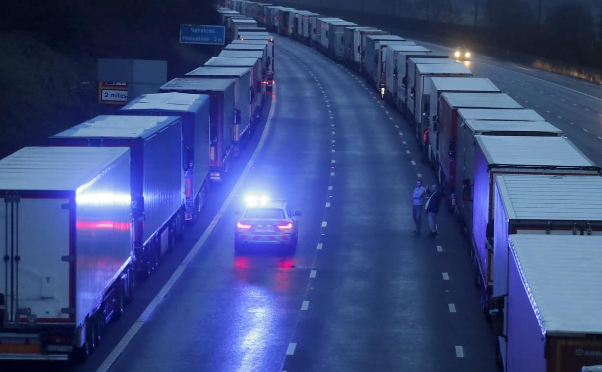 Angliában élő magyarok próbálnak segíteni a doveri kikötőben veszteglő kamionosoknak