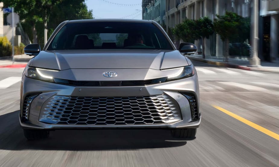 Szemrevaló szedán: itt a vadonatúj Toyota Camry