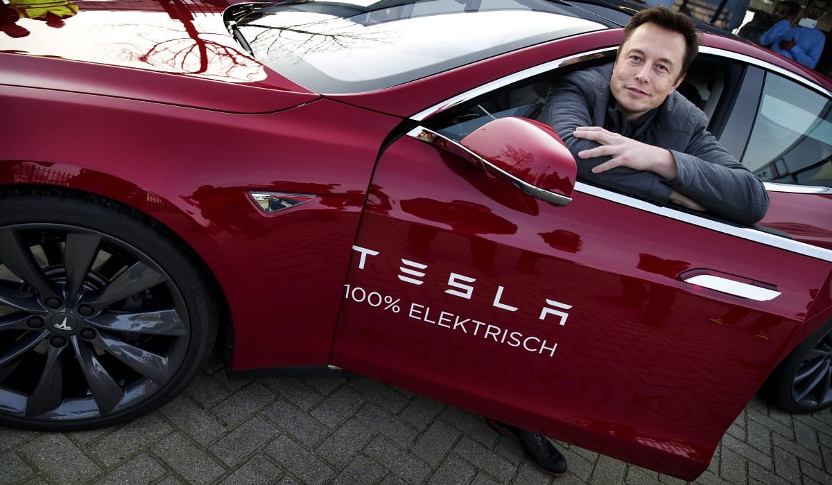 Napelemgyárat venne magának a Tesla