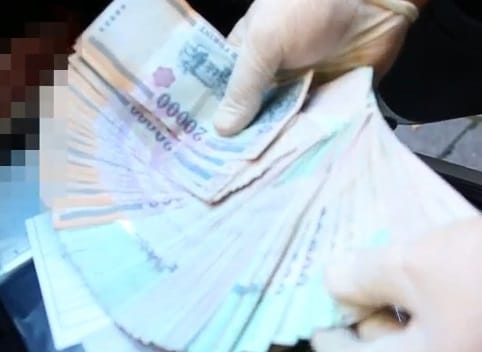Szalmakalapot, napszemüveget vett a pénzzel eltűnt postás - videó