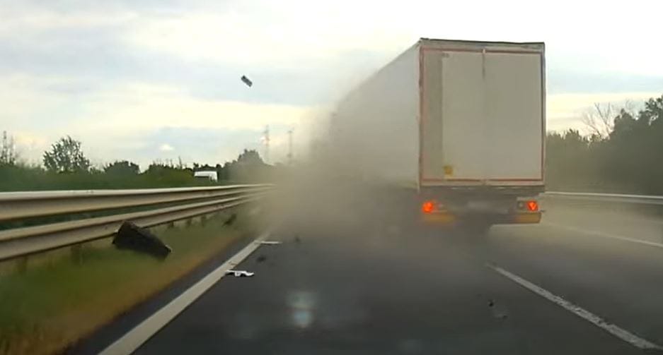 Ijesztő élmény, amikor pont előttünk kap durrdefekt egy kamion – videó