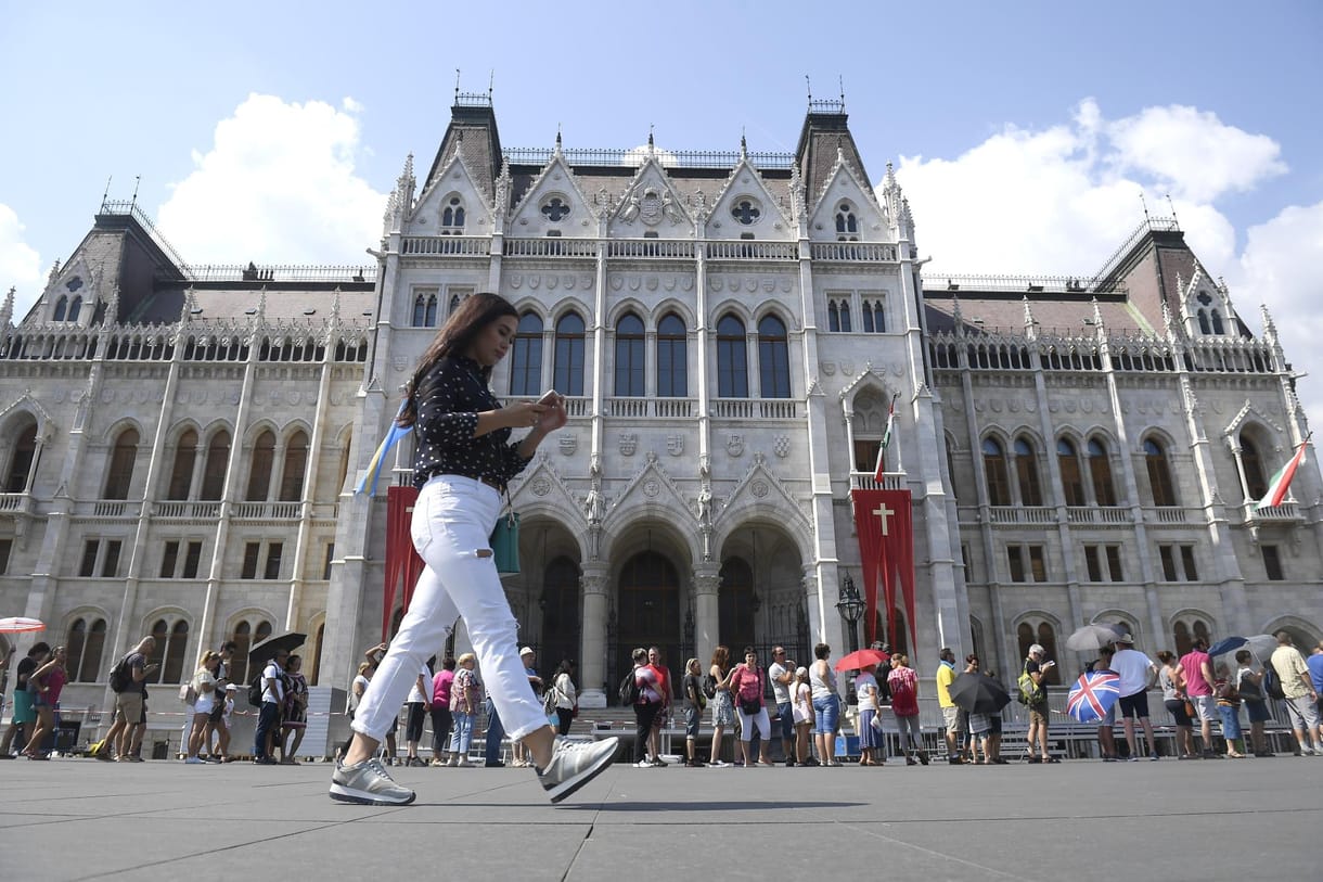 Megmagyarázták Rogánék, miért kellett keresztes zászlót kitenni a Parlamentre