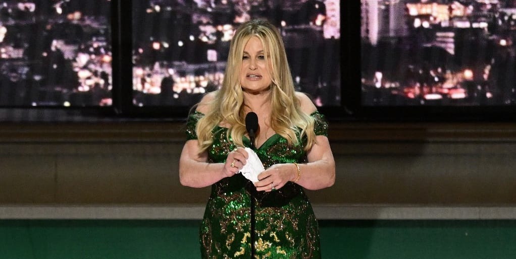 Zenével fojtották bele a szót Jennifer Coolidge-be az Emmy-gálán
