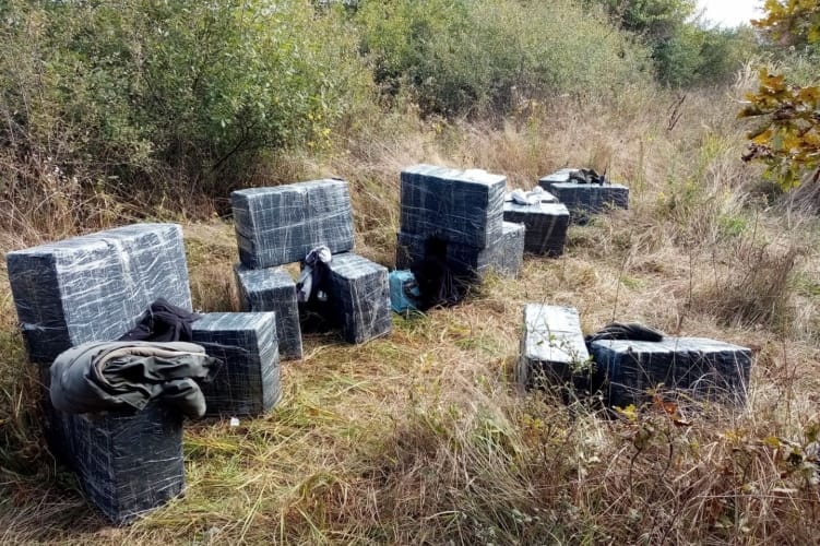 Több mint 12 ezer doboz csempészett cigire bukkantak Szabolcsban