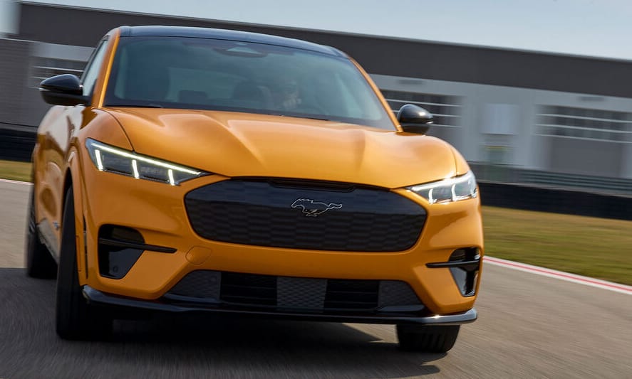 Európában a csaknem 500 lóerős Mustang Mach-E GT villanyautó