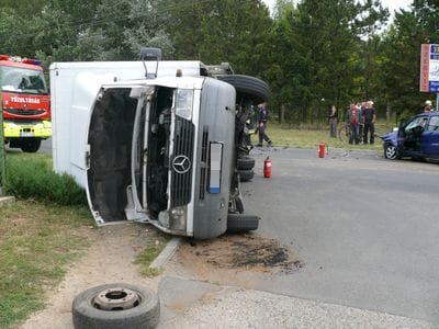 Felborította a Mercit a Suzuki