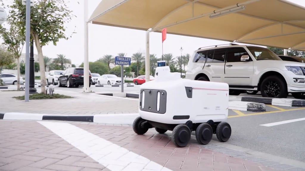 Különleges ételkiszállító robotokat állítottak szolgálatba Dubajban – videó