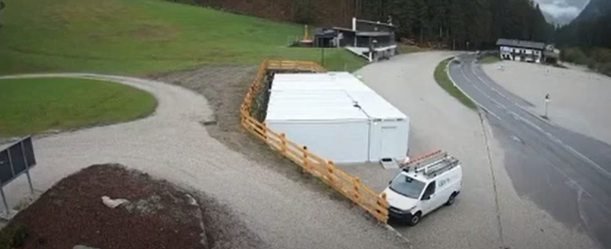 Videón, ahogy egy hatalmas szikla gördül ki az autóútra Dél-Tirolban