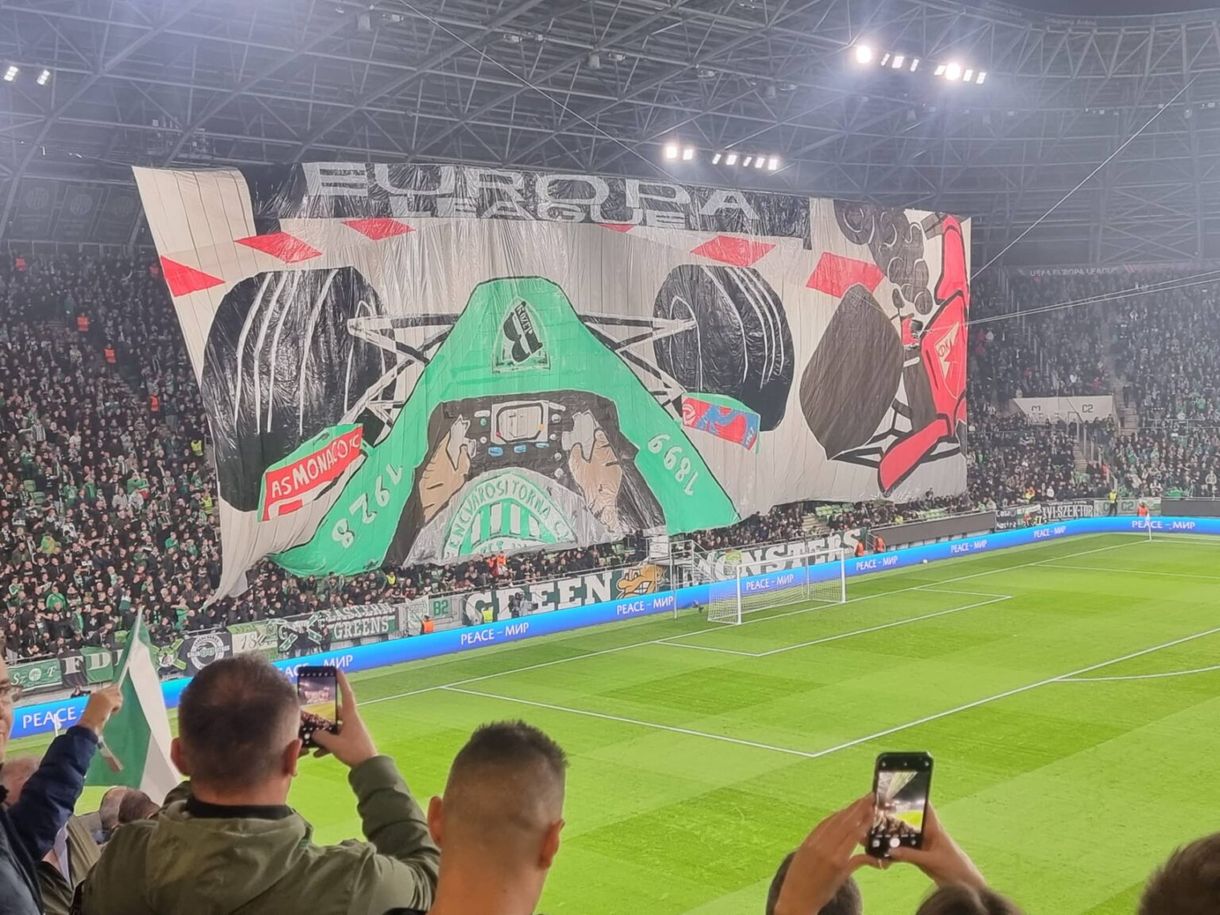 Gigantikus F1-es versenyautóval üzentek a Fradi-szurkolók