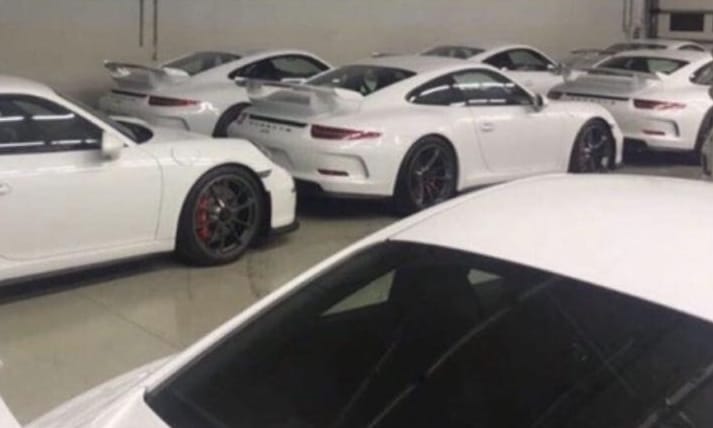 Álomflotta: 18 darab 0 kilométeres Porschét árulnak csomagban – mind hófehér