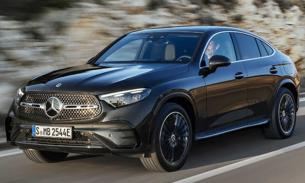 Akár 131 kilométer villannyal, ezt tudja a legújabb hibrid Mercedes