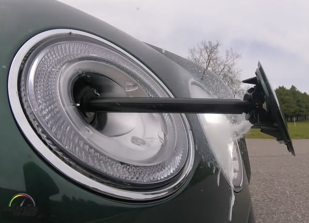 Ilyen fényszorómosót se láttunk még, mint a Bentley Bentayga-é – videó