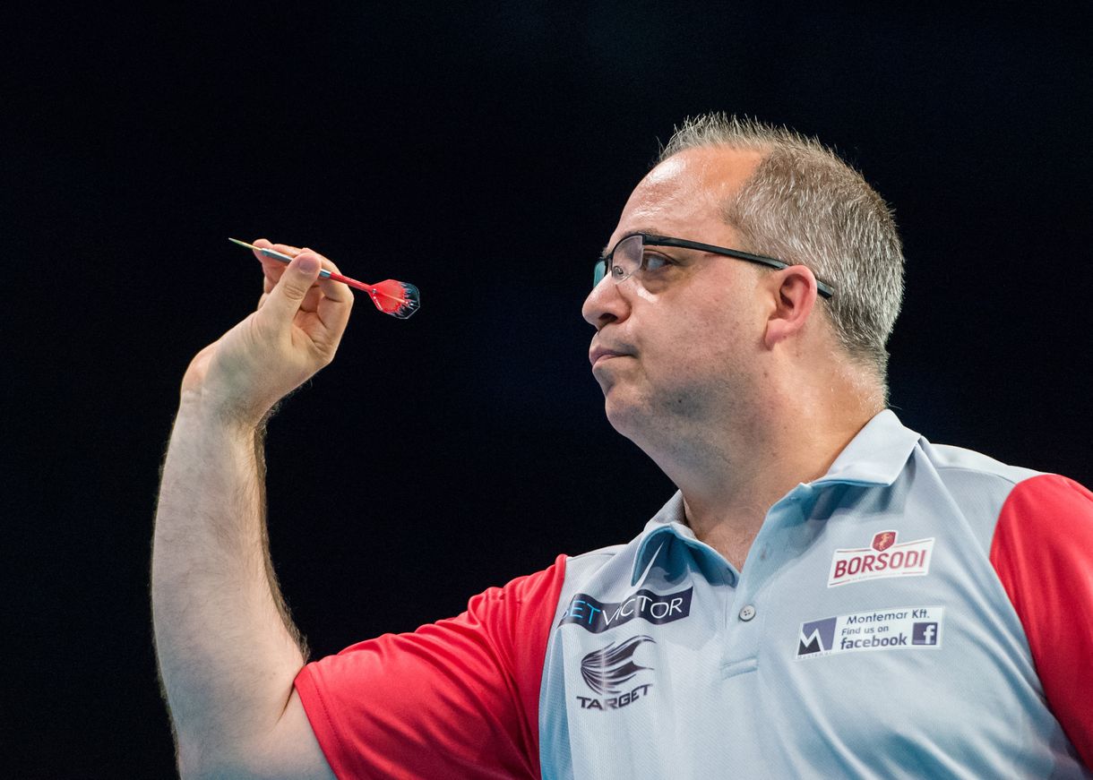 „Egy focilabda árából hét nyelven beszélő dartsnyilat veszel” – Székely „Penge” Pállal hangolódunk a dartsvilágbajnokságra