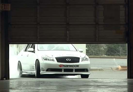 Videó: vajon mit kezd egy driftbajnok egy üres raktárral?