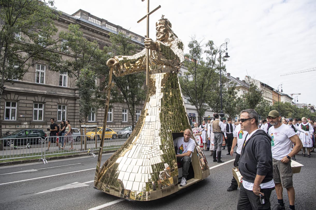Lehet, hogy idén is feltűnik a „gurulmadár” és a metálos Szent István az Andrássy úton